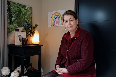 Sarahs man (37) overleed plots, nu geeft ze rouwadvies aan bedrijven: ‘Arno ligt dood in bed, wil je