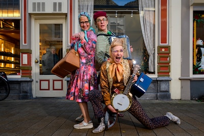 Zwoelie Troelies brengen comebacktournee naar tuin van LOC Brewery in Tilburg