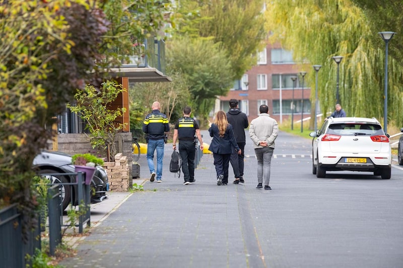 Politie doet onderzoek in de straat. 