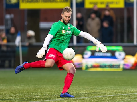 Kozakken Boys pakt punt bij Spakenburg na roerig slot met rode kaart en veldspeler op doel