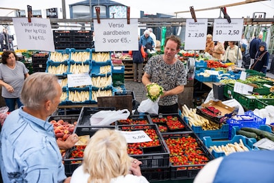 Marktkooplui in Den Bosch genieten van drukke zaterdag, maar ‘zero-emissiezone kan doodsteek zijn’