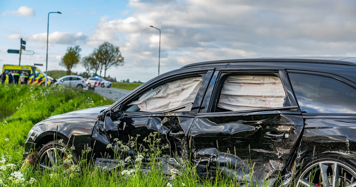 Twee auto’s botsen op kruising bij Eanjum