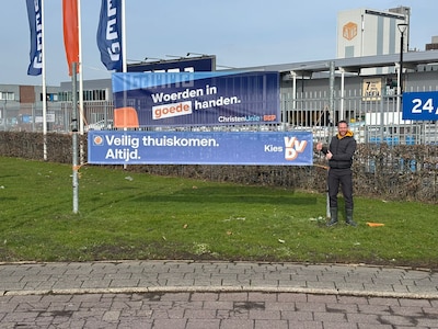 VVD-verkiezingsspandoek al binnen twee uur gestolen: ‘Ze zijn populair’