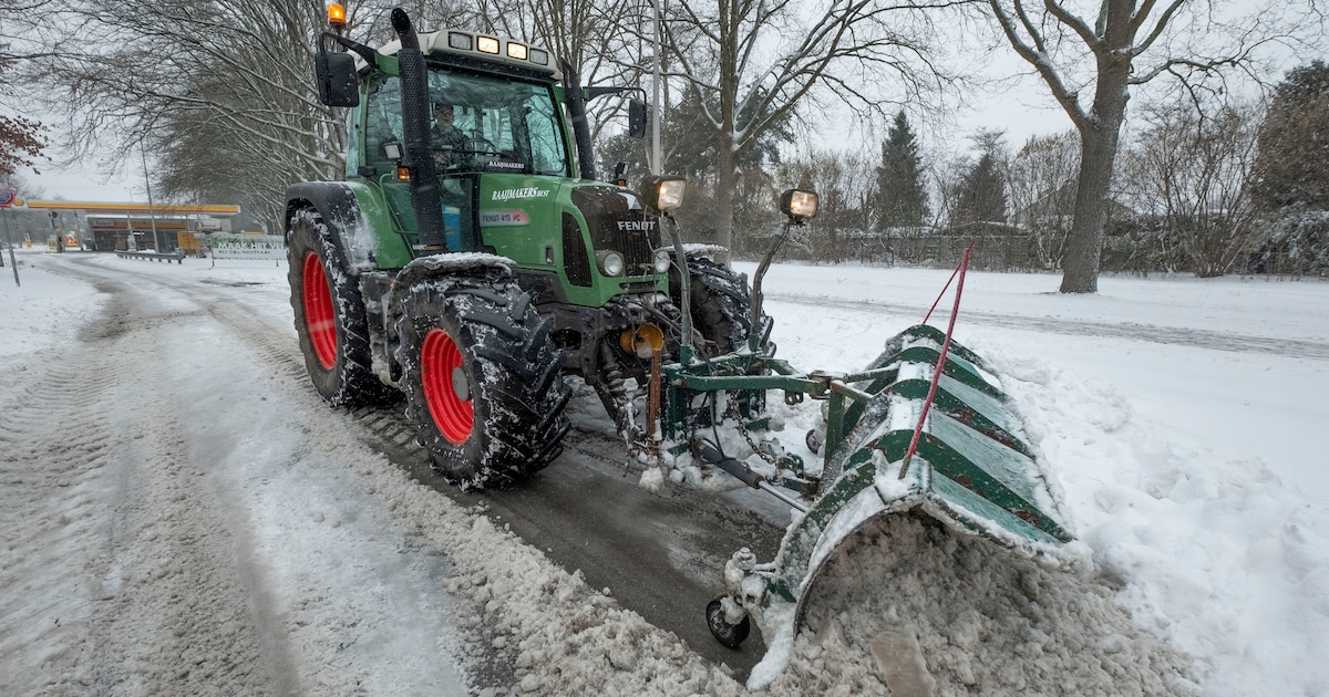 Zoutstrooiers en sneeuwschuivers maken overuren in Eindhoven en Helmond
