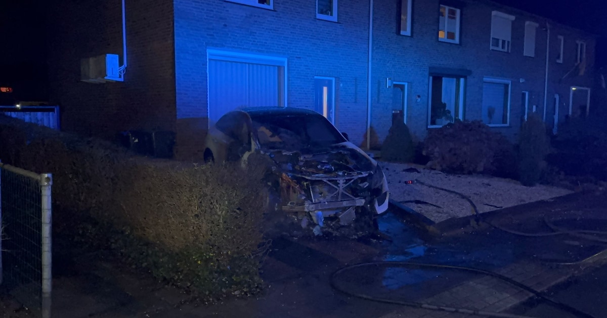 Auto op oprit in Elsloo volledig uitgebrand