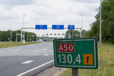 Automobilist wandelt over vluchtstrook na pech op A50 bij Herpen: bekeurd en auto weggesleept