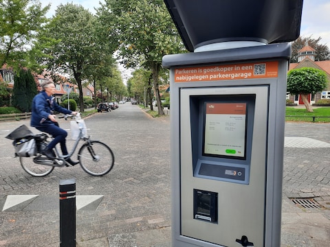 De parkeerautomaten die de voorbije weken op tientallen plekken in Amersfoort zijn neergezet (zoals hier op de kruising van de Banckerstraat, Pullstraat en Van Assenraadstraat in Kruiskamp), moeten vanaf vandaag ook daadwerkelijk worden gebruikt.