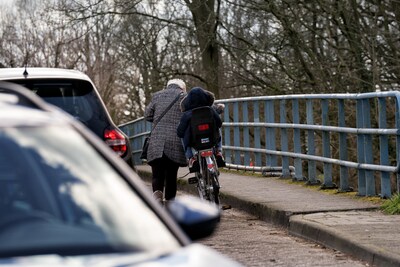 Niet langer je als fietser tussen de auto’s proppen op de Kennedybrug: college kijkt naar een extra 