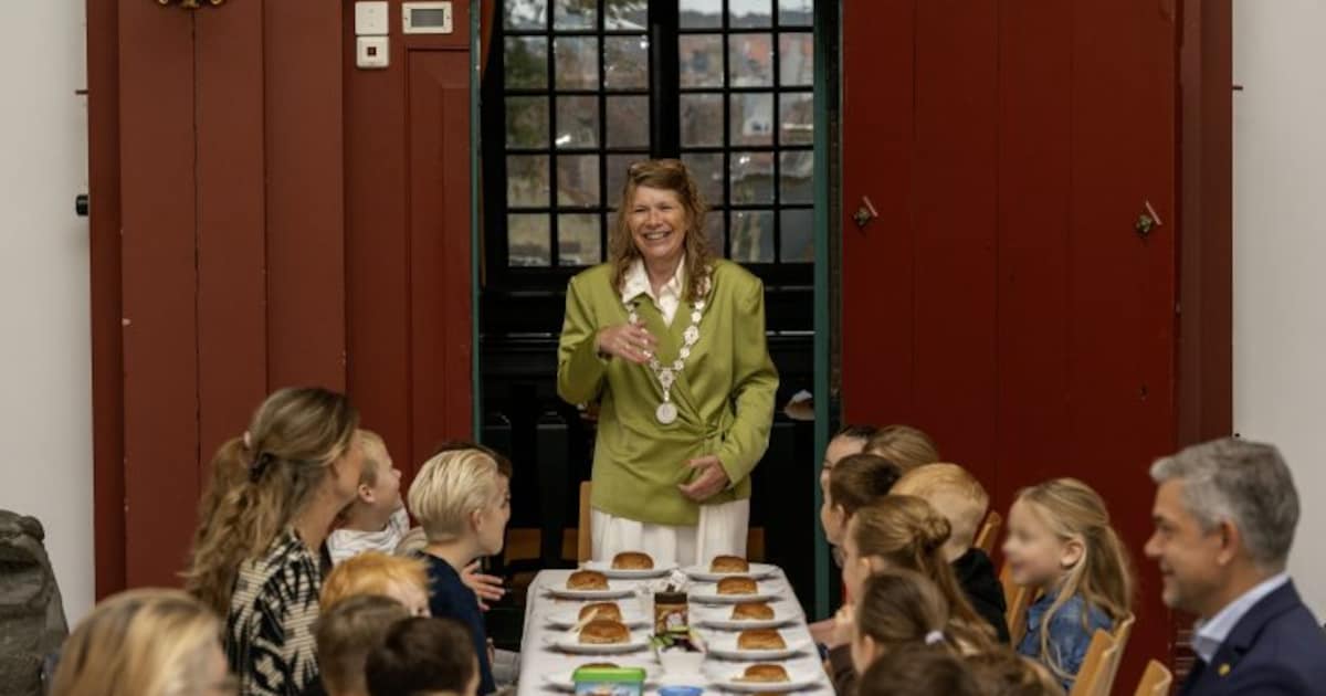Burgemeester Enkhuizen ontbijt met leerlingen van basisschool Pancratius