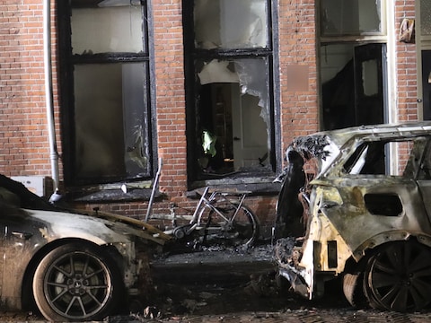 Grote schade nadat een autobrand in Lombok overslaat naar een woning.