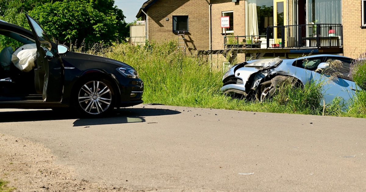 Auto's botsen op elkaar op dijk bij Schardam, flinke schade