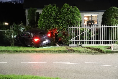 Auto belandt in tuin in Kampen, driekwartier later wordt man (19) aangehouden