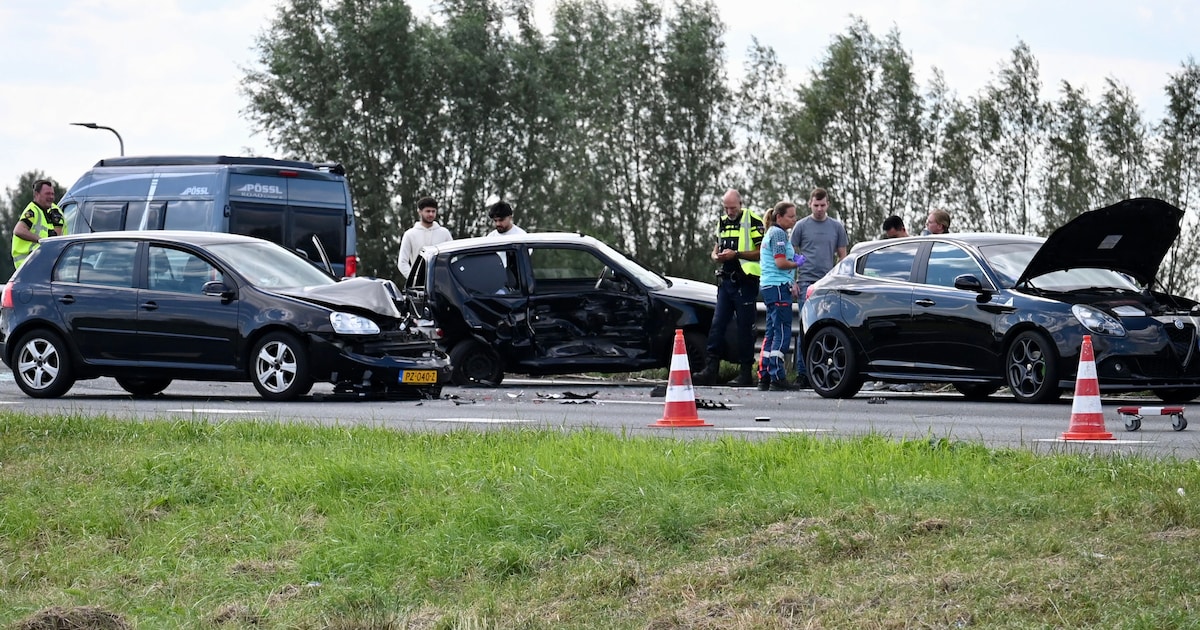 Drie auto’s botsen op A27 bij Meerkerk, rijbanen dicht
