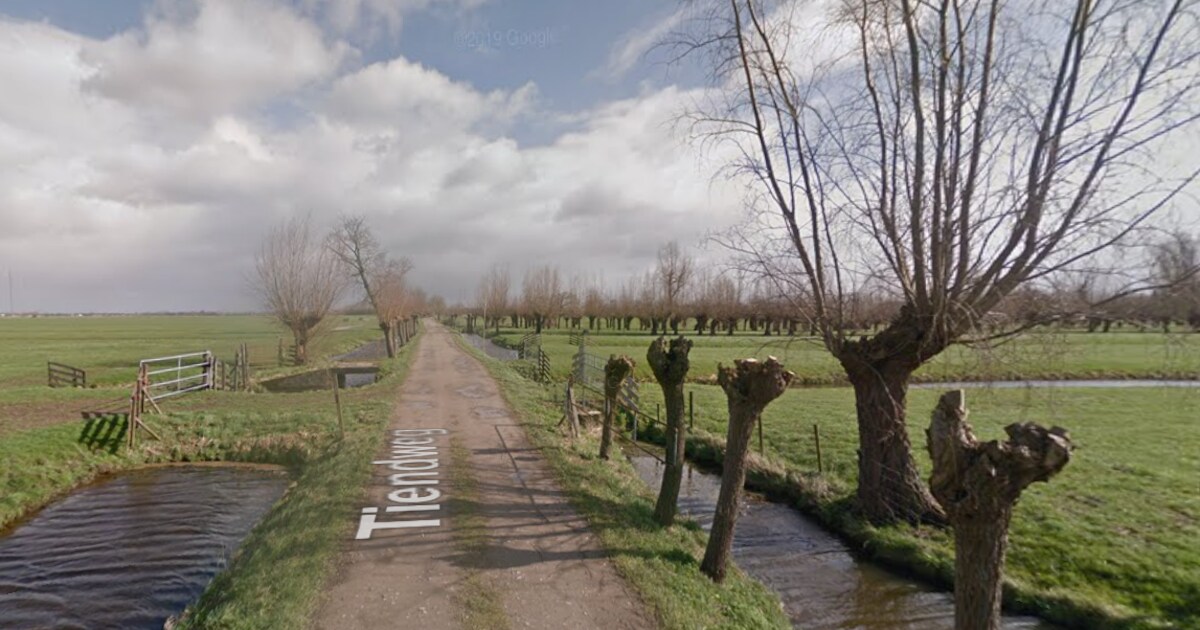 Vrouw (70) rijdt met fiets van dijk in Schoonhoven, slachtoffer naar het ziekenhuis vervoerd