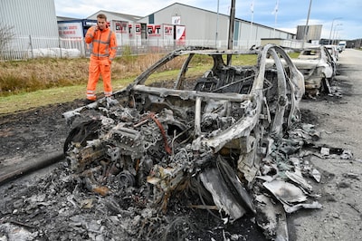 Zes uitgebrande auto’s in Tilburg: enige verdachte mag met enkelband naar huis