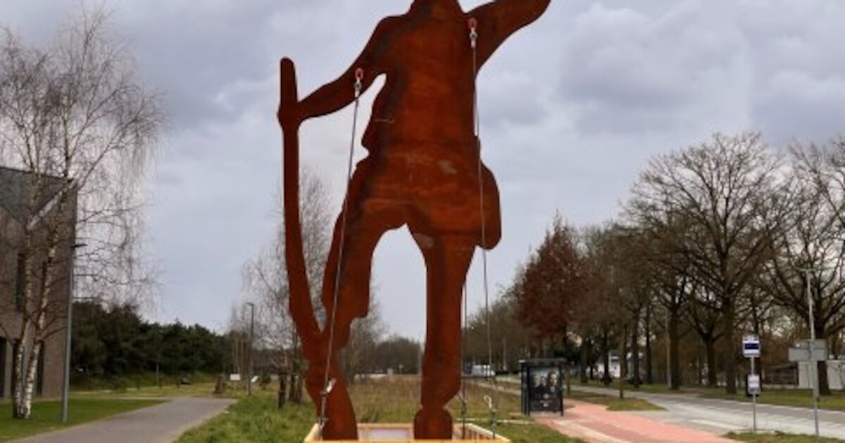 Zes meter hoog beeld 'D’n Um' onthuld in Heythuysen in kader van Oud Limburgs Schuttersfeest