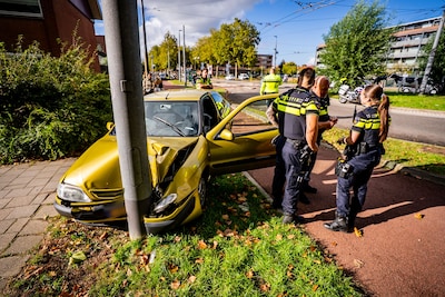 Auto raakt van de weg en botst tegen lantaarnpaal in Arnhem, bestuurder gereanimeerd