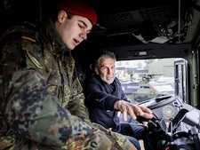 Moet Nederland als gastheer Navo-top extra defensiemiljarden op tafel leggen? Ministers krabbelen terug