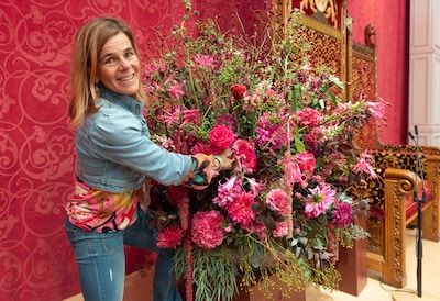 Joachime zet bloemen naast de troon en vreest voor duurder bosje: ‘Iedereen wordt toch blij van bloemen?’