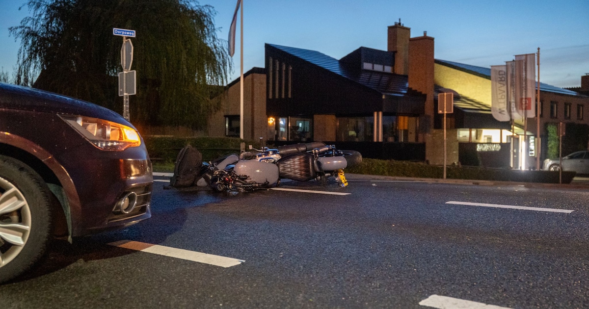 Motor eindigt midden op straat na aanrijding bij IJsselmuiden