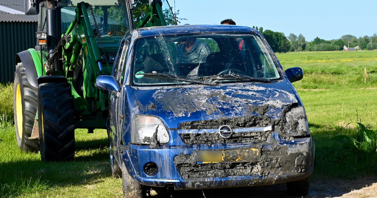 Automobilist belandt in sloot langs de Broekseweg in Ameide