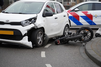 Man loopt hoofdwond op na botsing met auto in Oosterhout op fatbike