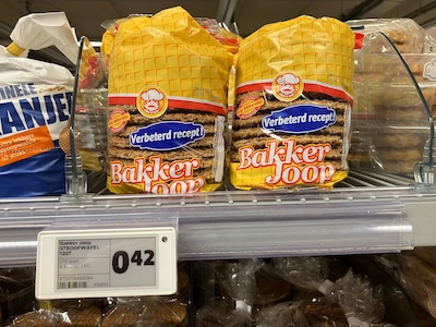 Supermarkten ontketenen een stroopwafeloorlog: 3,2 cent voor een wafel, maar waarom?