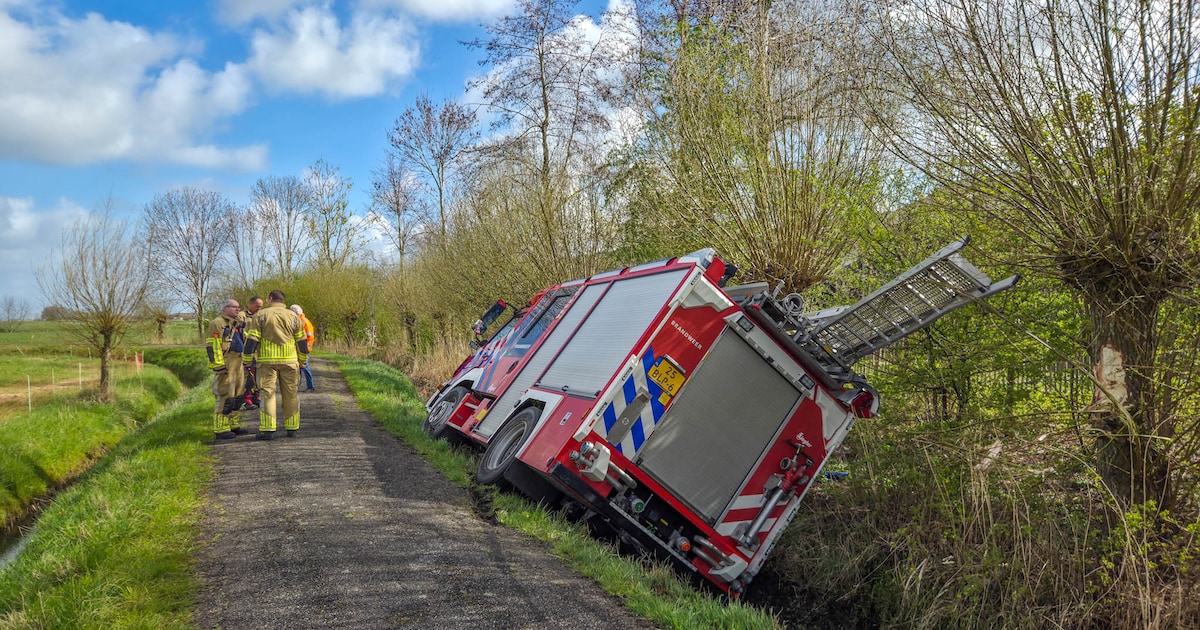 Brandweerauto rijdt slootje in na spoedrit voor omgeslagen boot op Eem: ‘Kan nog uren vaststaan’