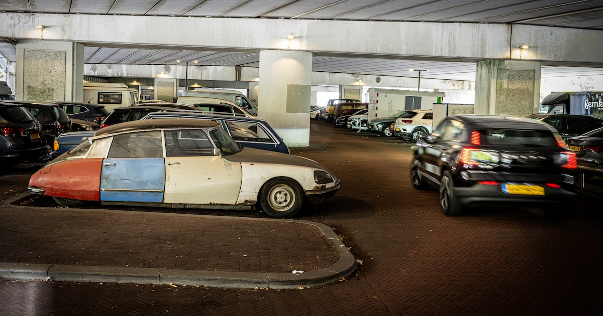 Niemand weet wie parkeergarage bezit, intussen maken verlaten oldtimers er een automuseum van
