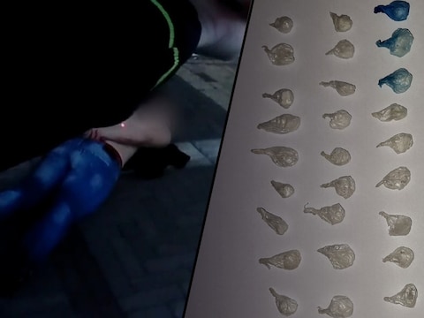 De man werd met 33 bolletje cocaïne gepakt.