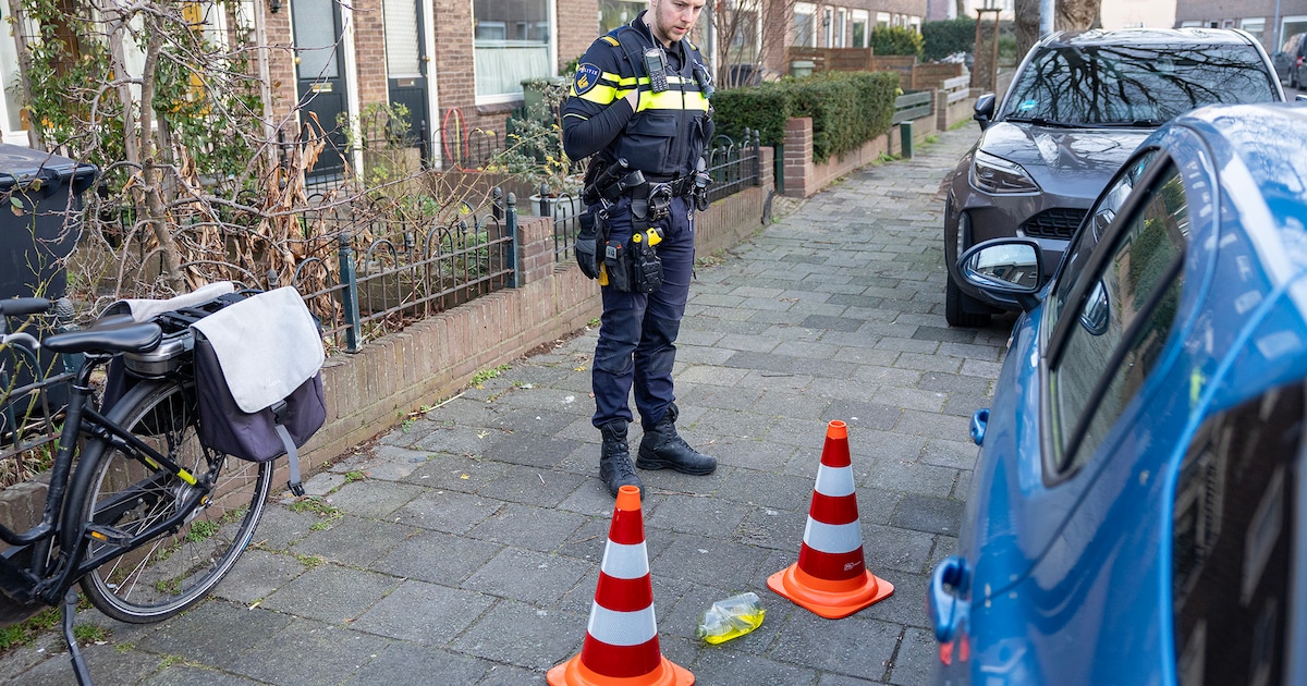 Brandstichting bij voordeur van woning in Haarlem, fles met brandbare vloeistof aangetroffen