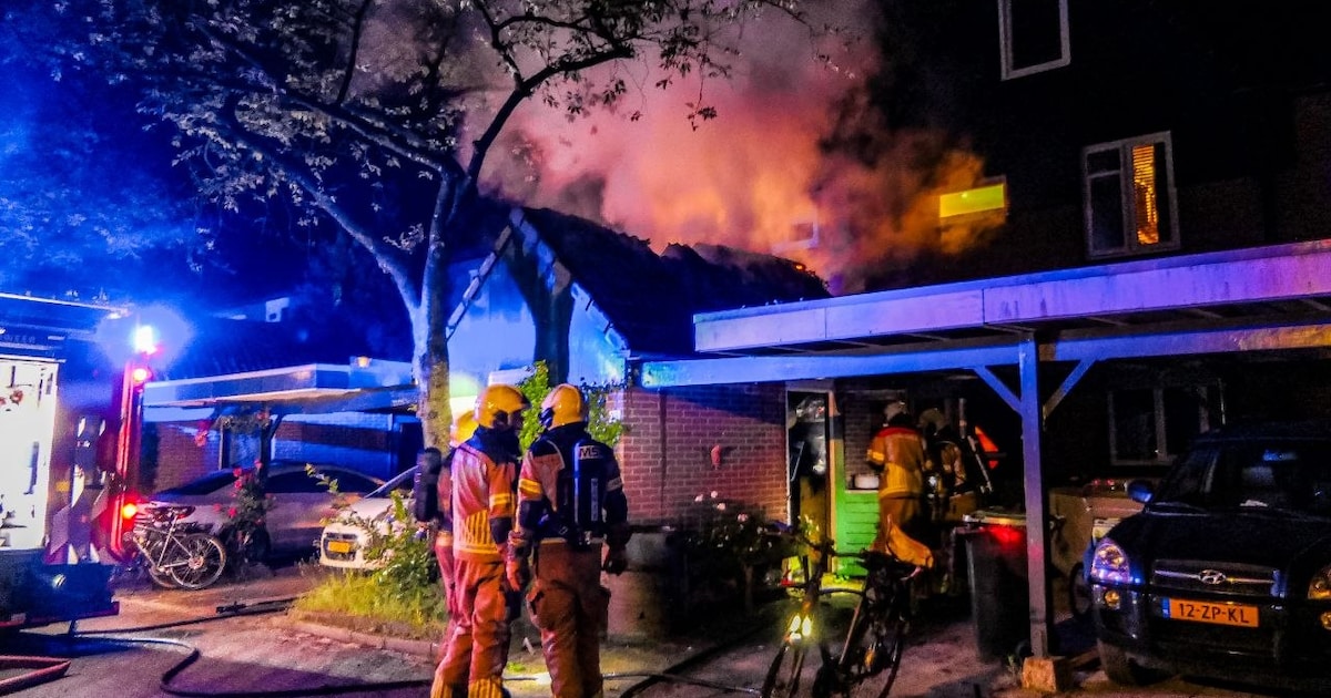 Schuur bij Enschedese woning volledig verwoest door felle uitslaande brand