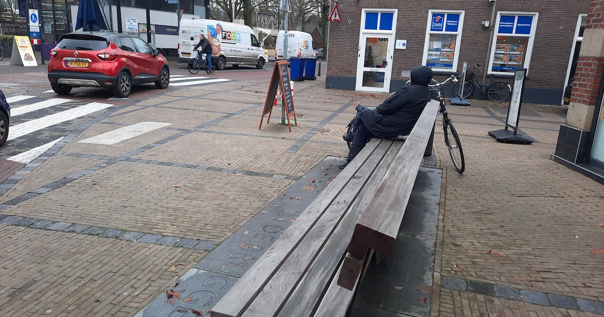 Inscriptie overleden wethouder Eric van den Broek op bankje voor ...
