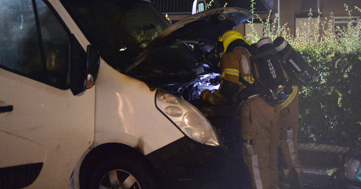 Bus vliegt in brand op kruising in Breda, brandweer voorkomt grotere schade