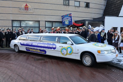 Twentse hoogheden crossen rond in dikke wagens, een limousine en zelfs op een bakfiets