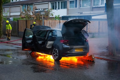 Brandweer uren bezig met oververhitte accu van elektrische auto in Oss, die uiteindelijk alsnog vlam