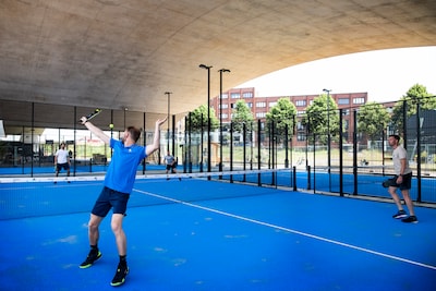 Populaire padelbanen onder brug in Nijmegen moeten weg, club baalt: ‘Dit is een onwijs mooie plek’