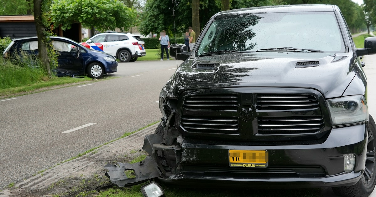 Twee auto's betrokken bij botsing aan de Gedempte Hoofddiep in Kerkenveld