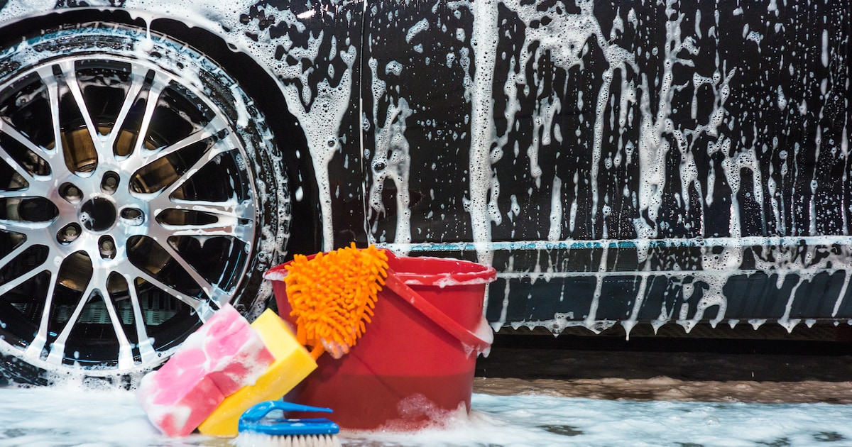 Auto wassen voor het goede doel in Sliedrecht: opbrengst gaat naar hulp voor arme gezinnen in Albani