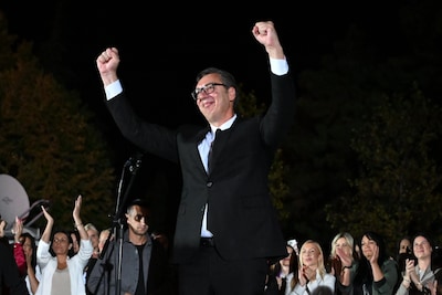Servische president Vucic treedt af en maakt weg vrij voor vervroegde verkiezingen