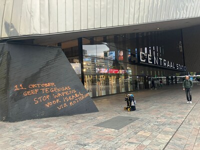 Activisten bekladden Rotterdam Centraal met boodschap tegen Israël