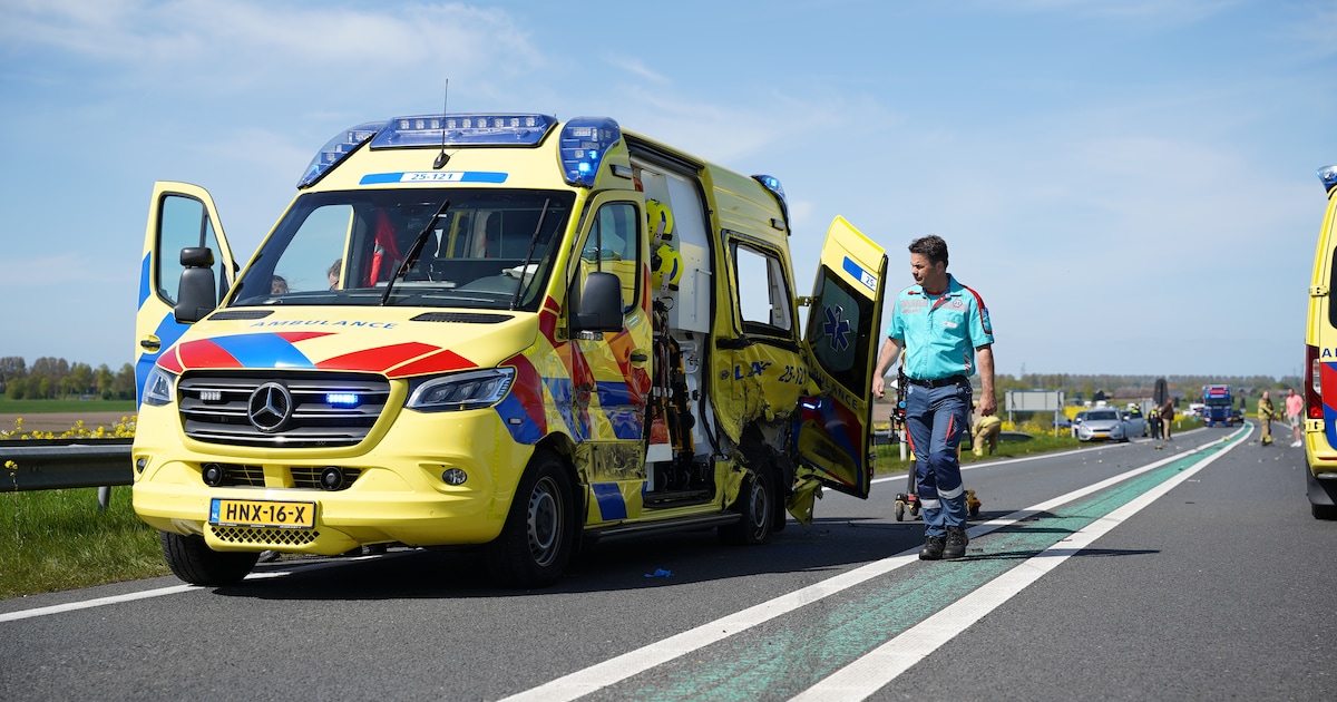 Ambulance betrokken bij ongeluk op N50 bij Kampen, weg dicht