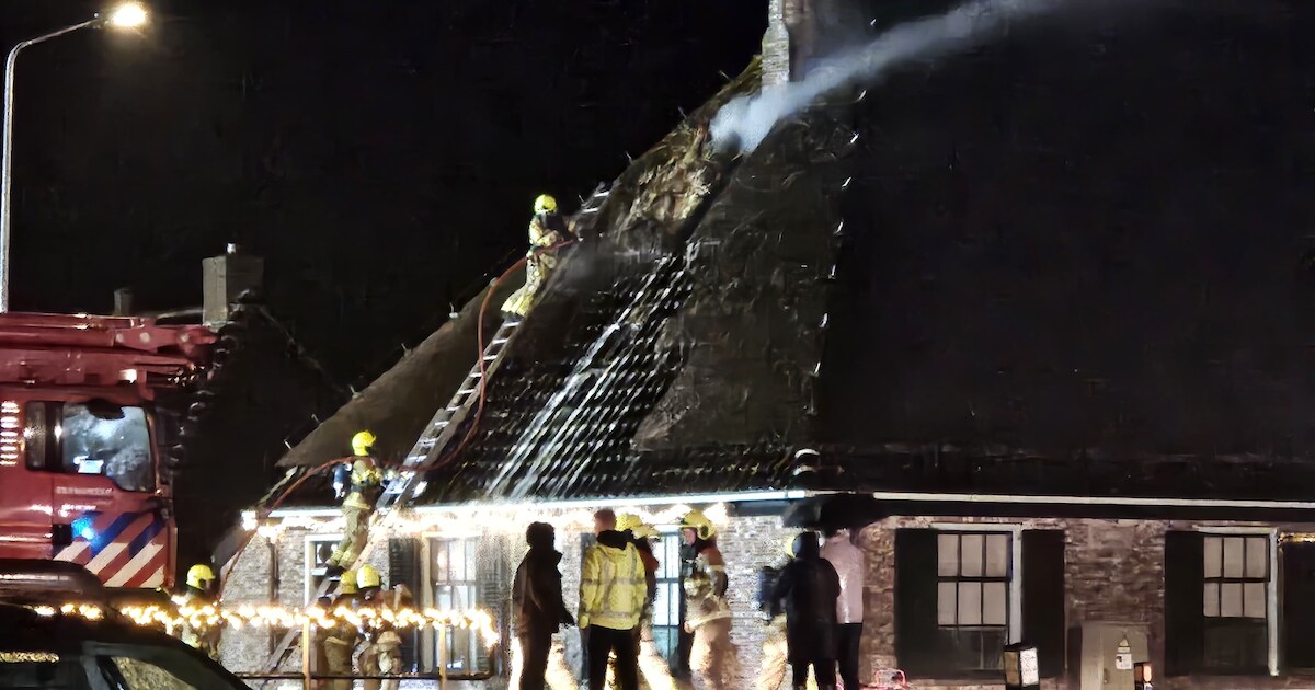 Brand in nok van boerderij met rieten kap op Grote Sloot in Burgerbrug