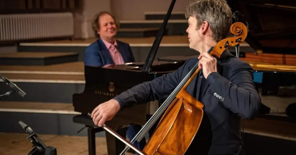 Cellist en pianist spelen filmmuziek in Balk