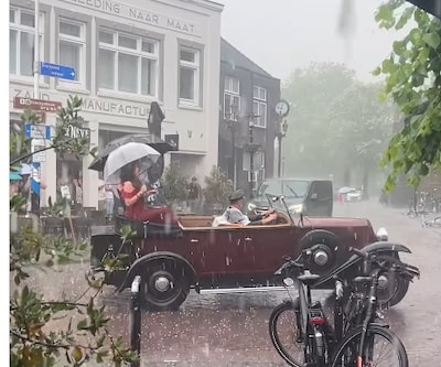 Hagel en stortregen vallen precies tijdens eindexamengala: stoet met luxe auto’s kletsnat door centr