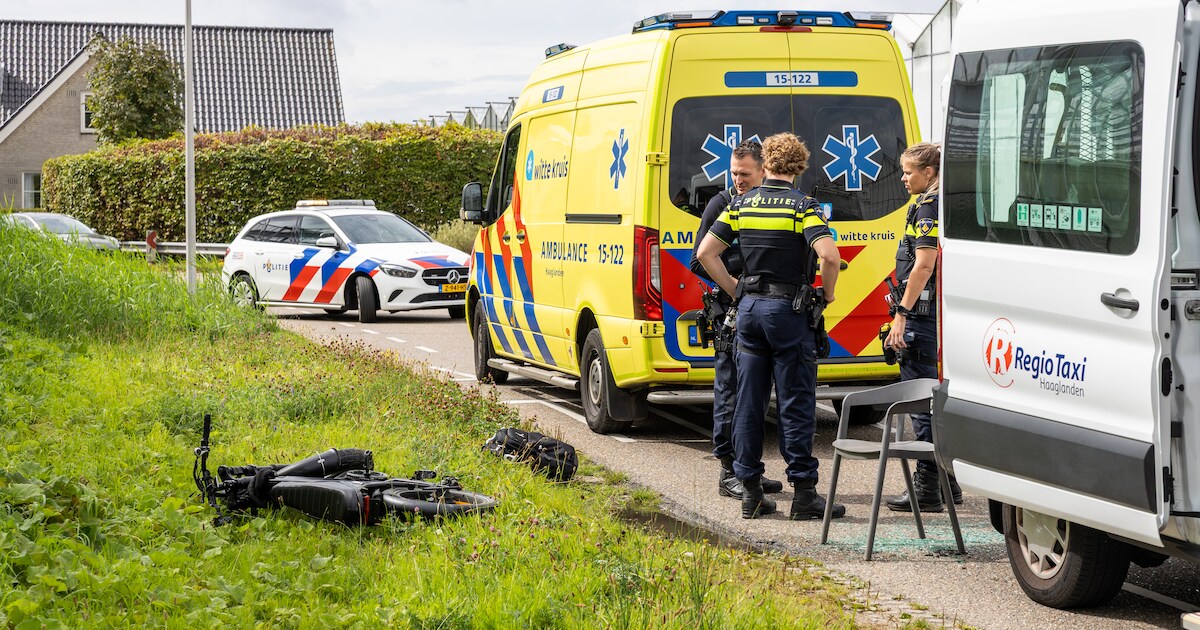 Fatbiker botst op taxibusje in Honselersdijk en vliegt door achterruit