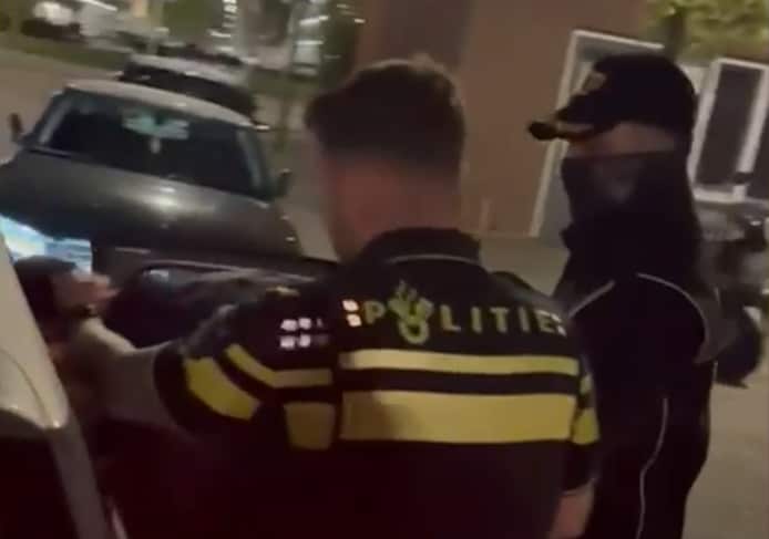 een-van-de-verdachten-wordt-aangehouden-in-nederland-tijdens-een-grootschalige-turkse-politie-operatie