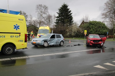 Veel schade bij harde botsing op de Postweg in Lunteren