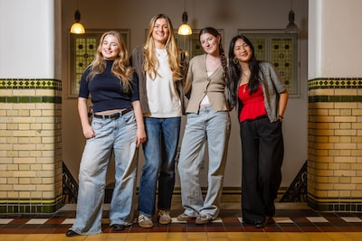 jg20251209-004-dordrecht-groepje-meiden-die-in-een-debatclubje-zitten-waarmee-ze-naar-istanboel-gaan