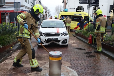 Vrouw ziet paal over het hoofd, per ambulance naar het ziekenhuis
